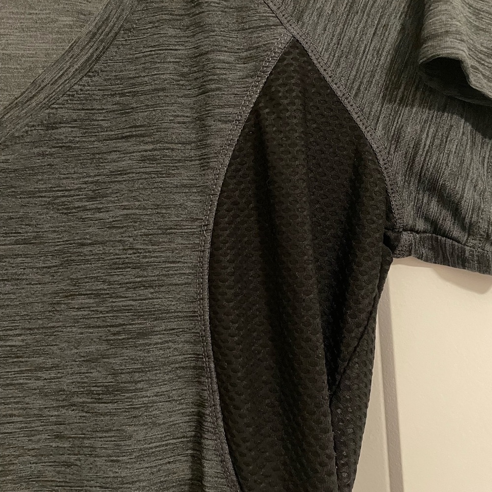 ❤️5/$20 Bundle Reebok athletic top - Picture 3 of 5